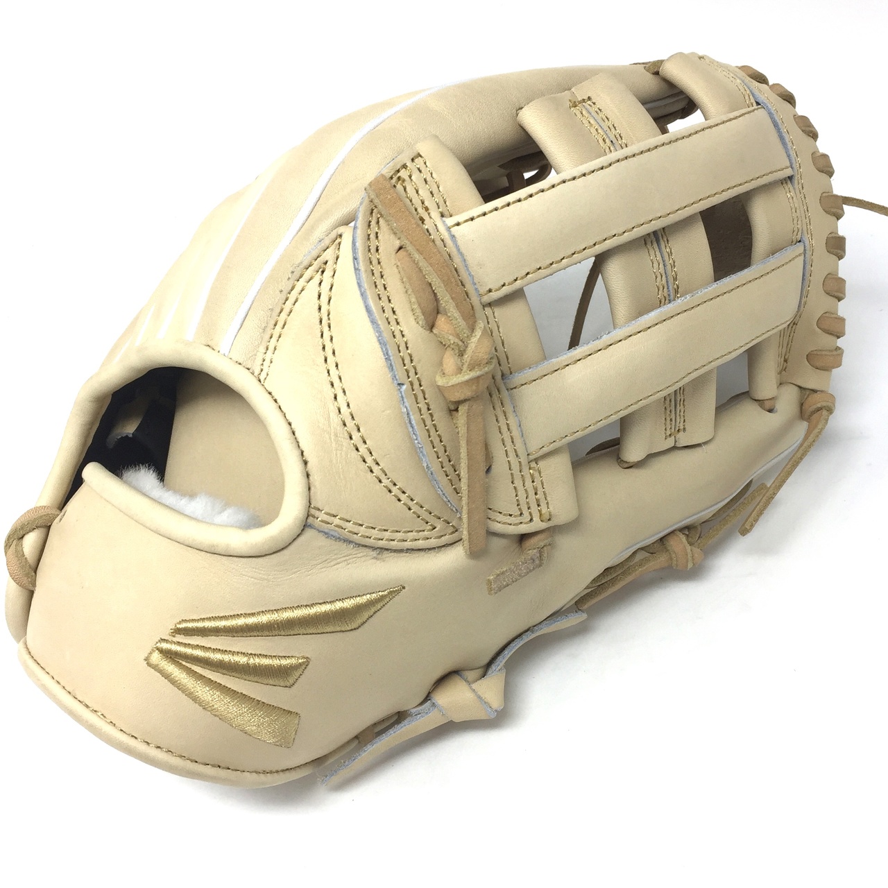 Easton's Small Batch project focuses on ball glove development using only premium leathers, unique designs and exceptional materials. Easton's passionate pursuit of superior craftsmanship allows them to innovate and experiment collaboratively with world-renowned tanneries and master pattern makers.