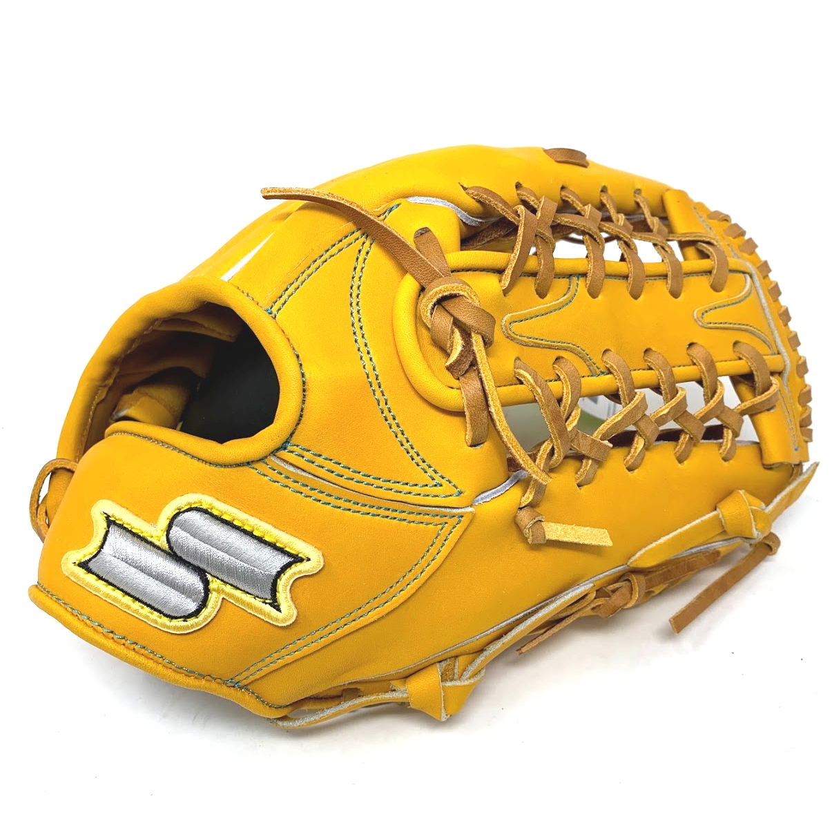 The SSK Taiwan Silver Series is made for players who had passed the intro stages of ball to the advanced. SSK strictly picked the strong US Steerhide and shaped them with the most fashionable style.  US Steerhide from the North American cattle, which is about 18 months old, has been produced and tanned by Taiwanese professional leather factories. Taiwan factories tend to produce baseball gloves with goal of being thick and durable. The factories employ senior craftsman to adjust the shape of the gloves so that players can limit the break in time. The glove of this series is still considered somewhat rigid, and players need some time to break in it and put it into the field. US Steerhide has currently become one of the most widely adopted high-class leather on the market. For SSK Silver Series, the thumb/pinky stripes will be extended to fingertips, which will strengthen the structure and have good control of the glove.