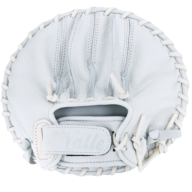 The Valle Switch Ambidextrous flat training glove is in the Valle trademark all white color. Can be used by a left hand or right handed throw. Awesome training glove for players of all ages. Used to developing quick soft hands when practicing infield grounders or turning double plays.