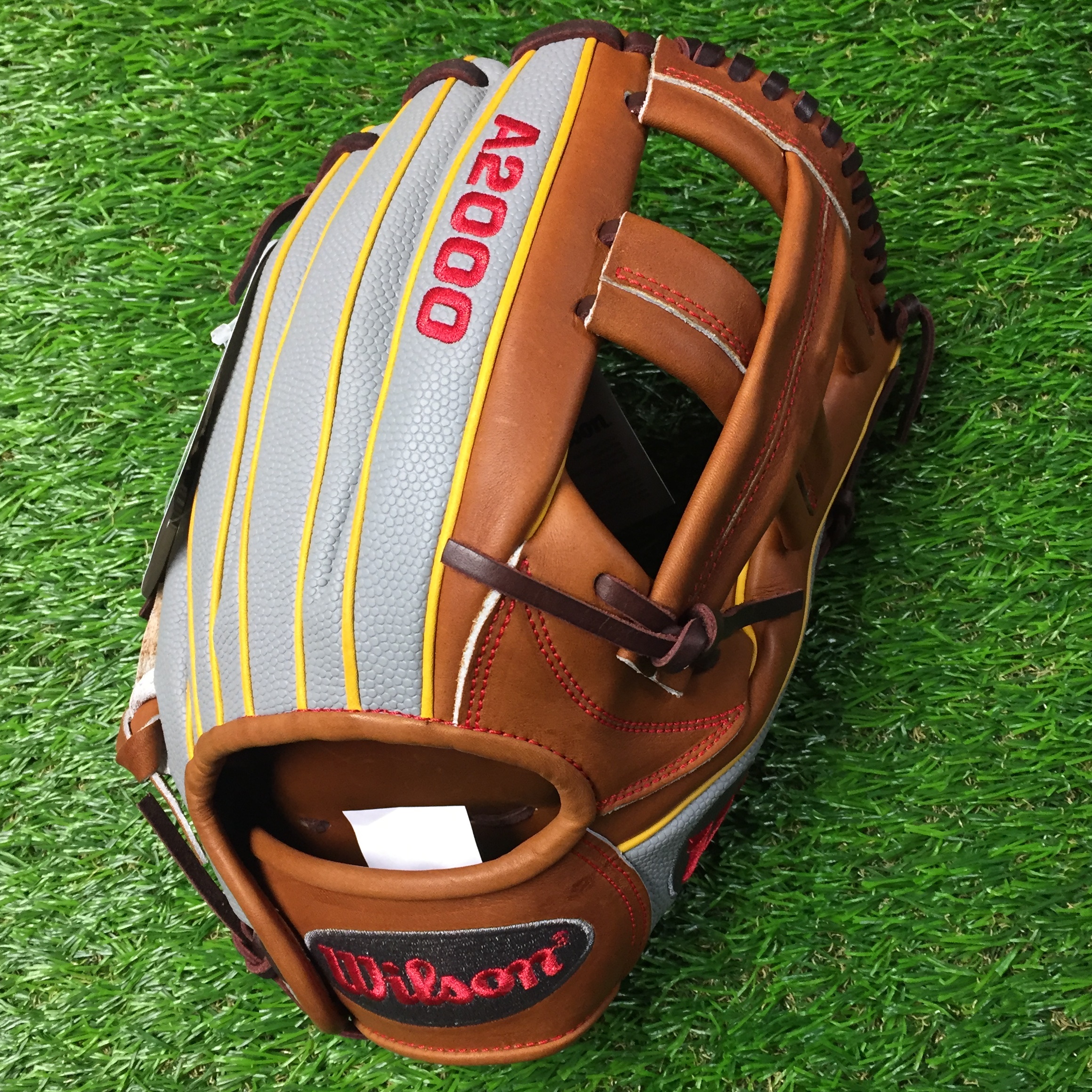 <p>Wilson A2000 DP15 GM 11.75 inch. Pedroia model, Single Post Web.</p>